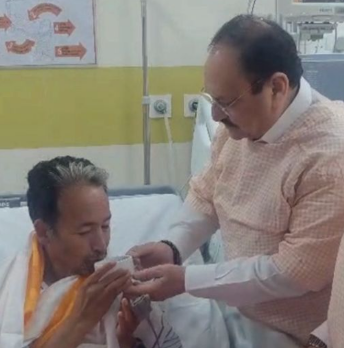 सोनम वांगचुक ने आधी रात खत्म किया 26 दिनों का अनशन; पेपर लीक पर सख्त कानून लाने जा रही सरकार